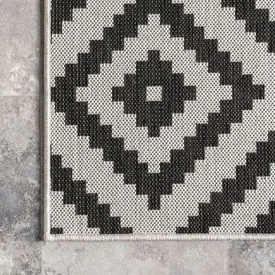 NuLOOM Darrow Moroccan Diamond Indoor/Outdoor Patio Area Rug 6 NuLOOM Darrow Moroccan Diamond Indoor/Outdoor Patio Area Rug - Image 4