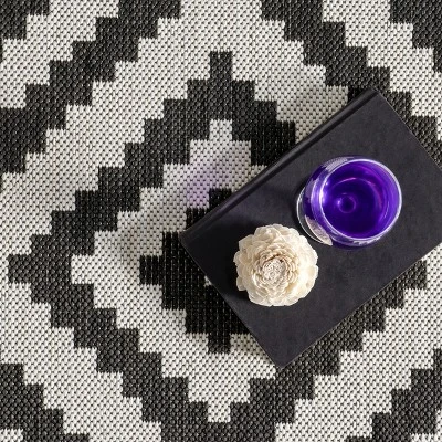 NuLOOM Darrow Moroccan Diamond Indoor/Outdoor Patio Area Rug 7 NuLOOM Darrow Moroccan Diamond Indoor/Outdoor Patio Area Rug - Image 5