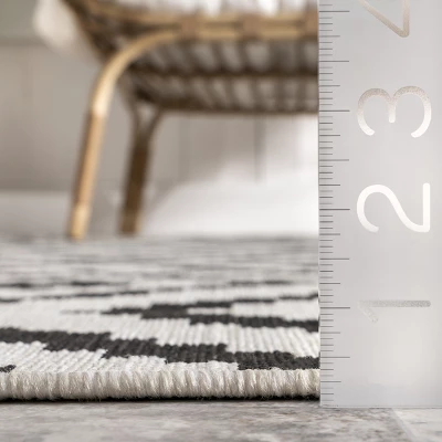 NuLOOM Darrow Moroccan Diamond Indoor/Outdoor Patio Area Rug 4 NuLOOM Darrow Moroccan Diamond Indoor/Outdoor Patio Area Rug - Image 2